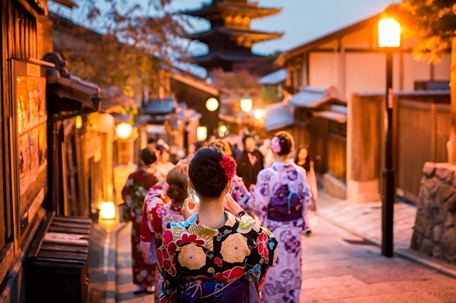 Young,Women,Wearing,Traditional,Japanese,Kimono,At,Yasaka,Pagoda,And Balance Japan’s Crowds with Maldives Quiet Seasons via Reisezeit
